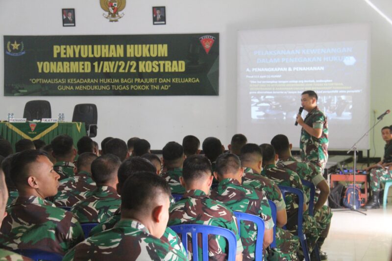 Tim Penyuluh Hukum dari Hukum Divisi Infanteri 2 Kostrad melaksanakan kegiatan penyuluhan hukum kepada prajurit dan Persit Yonarmed 1 Kostrad, Kamis (24/07/2025). (foto: Penajusta/Narwan) 