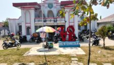 Foto : Masyarakat Desa Drunten Wetan antri menunggu giliran ambil bantuan pangan di Balai Desa