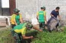 Prajurit Yonarmed 1 Kostrad melaksanakan karya bakti bersama masyarakat Kelurahan Candirenggo, Kecamatan Singosari, Kabupaten Malang, Minggu (27/07/2025). (foto: Penajusta/Narwan) 