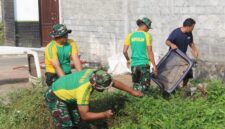 Prajurit Yonarmed 1 Kostrad melaksanakan karya bakti bersama masyarakat Kelurahan Candirenggo, Kecamatan Singosari, Kabupaten Malang, Minggu (27/07/2025). (foto: Penajusta/Narwan) 