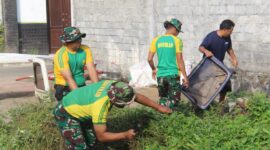 Prajurit Yonarmed 1 Kostrad melaksanakan karya bakti bersama masyarakat Kelurahan Candirenggo, Kecamatan Singosari, Kabupaten Malang, Minggu (27/07/2025). (foto: Penajusta/Narwan) 