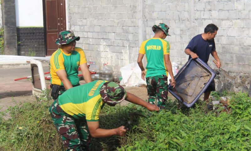 Prajurit Yonarmed 1 Kostrad melaksanakan karya bakti bersama masyarakat Kelurahan Candirenggo, Kecamatan Singosari, Kabupaten Malang, Minggu (27/07/2025). (foto: Penajusta/Narwan) 
