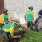 Prajurit Yonarmed 1 Kostrad melaksanakan karya bakti bersama masyarakat Kelurahan Candirenggo, Kecamatan Singosari, Kabupaten Malang, Minggu (27/07/2025). (foto: Penajusta/Narwan) 