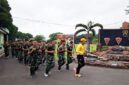 Prajurit Yonarmed 1 Kostrad melaksanakan kegiatan pembinaan fisik berupa lari pagi yang dilanjutkan dengan sirkuit training, Rabu (16/07/2025). (foto: Penajusta/Narwan) 