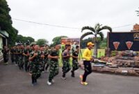 Prajurit Yonarmed 1 Kostrad melaksanakan kegiatan pembinaan fisik berupa lari pagi yang dilanjutkan dengan sirkuit training, Rabu (16/07/2025). (foto: Penajusta/Narwan) 