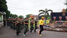 Prajurit Yonarmed 1 Kostrad melaksanakan kegiatan pembinaan fisik berupa lari pagi yang dilanjutkan dengan sirkuit training, Rabu (16/07/2025). (foto: Penajusta/Narwan) 