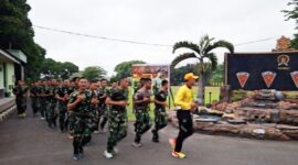 Prajurit Yonarmed 1 Kostrad melaksanakan kegiatan pembinaan fisik berupa lari pagi yang dilanjutkan dengan sirkuit training, Rabu (16/07/2025). (foto: Penajusta/Narwan) 