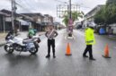 Satlantas yang sedang mengatur lalulintas di jalan raya 