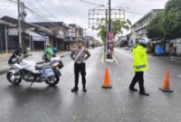 Satlantas yang sedang mengatur lalulintas di jalan raya 
