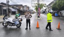 Satlantas yang sedang mengatur lalulintas di jalan raya 