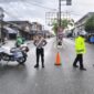 Satlantas yang sedang mengatur lalulintas di jalan raya 