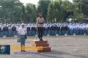 AKBP Anita Indah Setyaningrum memberikan amanat dalam upacara bendera di SMAN 1 Kota Magelang (Dok. Agri/mitramabesnews.com/Magelang)