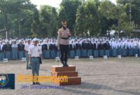 AKBP Anita Indah Setyaningrum memberikan amanat dalam upacara bendera di SMAN 1 Kota Magelang (Dok. Agri/mitramabesnews.com/Magelang)