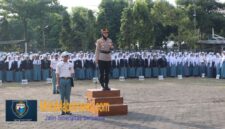 AKBP Anita Indah Setyaningrum memberikan amanat dalam upacara bendera di SMAN 1 Kota Magelang (Dok. Agri/mitramabesnews.com/Magelang)