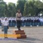 AKBP Anita Indah Setyaningrum memberikan amanat dalam upacara bendera di SMAN 1 Kota Magelang (Dok. Agri/mitramabesnews.com/Magelang)