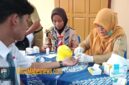 Petugas Puskesmas Grabag 1 bersama anggota Saka Bhakti Husada melakukan pemeriksaan tinggi badan dan tekanan darah siswa SMA Negeri 1 Grabag dalam kegiatan Cek Kesehatan Gratis (Dok. Agri/mitramabesnews.com/Magelang)