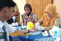 Petugas Puskesmas Grabag 1 bersama anggota Saka Bhakti Husada melakukan pemeriksaan tinggi badan dan tekanan darah siswa SMA Negeri 1 Grabag dalam kegiatan Cek Kesehatan Gratis (Dok. Agri/mitramabesnews.com/Magelang)