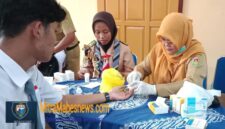 Petugas Puskesmas Grabag 1 bersama anggota Saka Bhakti Husada melakukan pemeriksaan tinggi badan dan tekanan darah siswa SMA Negeri 1 Grabag dalam kegiatan Cek Kesehatan Gratis (Dok. Agri/mitramabesnews.com/Magelang)