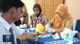 Petugas Puskesmas Grabag 1 bersama anggota Saka Bhakti Husada melakukan pemeriksaan tinggi badan dan tekanan darah siswa SMA Negeri 1 Grabag dalam kegiatan Cek Kesehatan Gratis (Dok. Agri/mitramabesnews.com/Magelang)