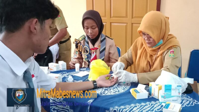 Petugas Puskesmas Grabag 1 bersama anggota Saka Bhakti Husada melakukan pemeriksaan tinggi badan dan tekanan darah siswa SMA Negeri 1 Grabag dalam kegiatan Cek Kesehatan Gratis (Dok. Agri/mitramabesnews.com/Magelang)