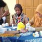 Petugas Puskesmas Grabag 1 bersama anggota Saka Bhakti Husada melakukan pemeriksaan tinggi badan dan tekanan darah siswa SMA Negeri 1 Grabag dalam kegiatan Cek Kesehatan Gratis (Dok. Agri/mitramabesnews.com/Magelang)