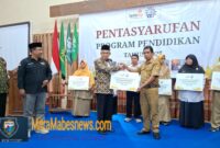 Lazismu Kabupaten Magelang kembali menyalurkan dana zakat program pendidikan sebesar Rp100 juta untuk 33 sekolah Muhammadiyah di wilayahnya (Dok. Agri/mitramabesnews.com/Magelang)