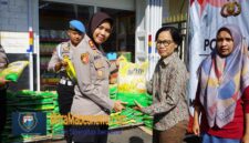 Kapolres Magelang Kota, AKBP Anita Indah Setyaningrum saatpelaksanaan Gerakan Pangan Murah (GPM) di lingkungan Primkoppolres (Dok. Agri/Mitramabesnews.com/Magelang)