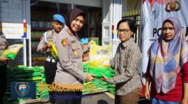 Kapolres Magelang Kota, AKBP Anita Indah Setyaningrum saatpelaksanaan Gerakan Pangan Murah (GPM) di lingkungan Primkoppolres (Dok. Agri/Mitramabesnews.com/Magelang)