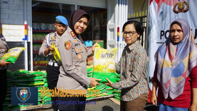 Kapolres Magelang Kota, AKBP Anita Indah Setyaningrum saatpelaksanaan Gerakan Pangan Murah (GPM) di lingkungan Primkoppolres (Dok. Agri/Mitramabesnews.com/Magelang)