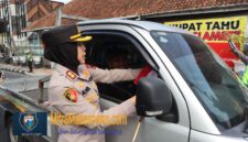 Kapolres Magelang kota Anita saat membagikan bendera merah putih kepada pengendara ( Dok. Agri/mitramabenews.com/Magelang)