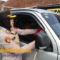 Kapolres Magelang kota Anita saat membagikan bendera merah putih kepada pengendara ( Dok. Agri/mitramabenews.com/Magelang)