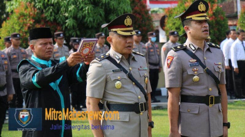 Kapolresta Magelang KBP Herbin Sianipar memimpin upacara Sertijab Kabag dan Kapolsek di Lapangan Mapolresta Magelang (Agri/mitramanesnews.com/Magelang)