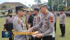 Pemberian penghargaan untuk uluhan anggota berprestasi (Dok. Agri/mitramabesnews.com/Magelang)