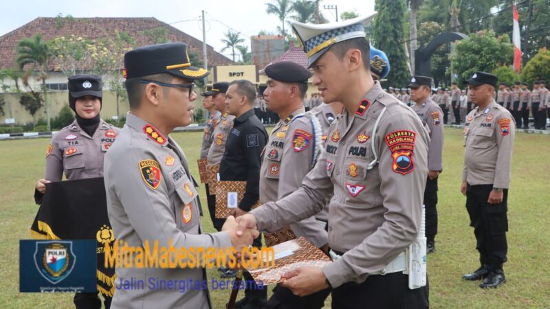 Pemberian penghargaan untuk uluhan anggota berprestasi (Dok. Agri/mitramabesnews.com/Magelang)