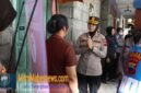 Kapolres Magelang Kota AKBP Anita Indah Setyaningrum bersama jajaran Polwan saat bakti sosial ke warga Kampung Semplon (Dok. Agri/Mitramabesnews.com/Magelang)