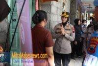 Kapolres Magelang Kota AKBP Anita Indah Setyaningrum bersama jajaran Polwan saat bakti sosial ke warga Kampung Semplon (Dok. Agri/Mitramabesnews.com/Magelang)