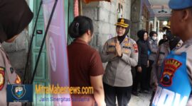 Kapolres Magelang Kota AKBP Anita Indah Setyaningrum bersama jajaran Polwan saat bakti sosial ke warga Kampung Semplon (Dok. Agri/Mitramabesnews.com/Magelang)