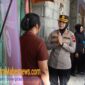 Kapolres Magelang Kota AKBP Anita Indah Setyaningrum bersama jajaran Polwan saat bakti sosial ke warga Kampung Semplon (Dok. Agri/Mitramabesnews.com/Magelang)