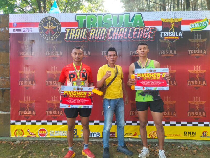 Dalam ajang Trisula Trail Run 2025 yang berlangsung di kawasan Bukit Jagoan, Jabung Komplek, Malang, para prajurit Ajusta berhasil meraih 2 posisi podium dengan penuh semangat juang, Senin (18/08/2025). (foto: Penajusta/Narwan) 