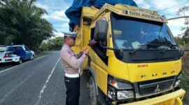 Bripka Amri menegur pengendara dan periksa kelengkapan dokumen 