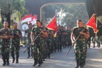 Usai pelaksanaan Upacara Bendera, Prajurit Yonarmed 1 Kostrad melaksanakan kegiatan lari bersenjata mengelilingi Asrama Yonarmed 1 Kostrad, Singosari, Malang, Senin (25/08/2025). (foto: Penajusta/Narwan) 