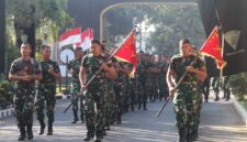 Usai pelaksanaan Upacara Bendera, Prajurit Yonarmed 1 Kostrad melaksanakan kegiatan lari bersenjata mengelilingi Asrama Yonarmed 1 Kostrad, Singosari, Malang, Senin (25/08/2025). (foto: Penajusta/Narwan) 