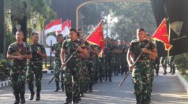 Usai pelaksanaan Upacara Bendera, Prajurit Yonarmed 1 Kostrad melaksanakan kegiatan lari bersenjata mengelilingi Asrama Yonarmed 1 Kostrad, Singosari, Malang, Senin (25/08/2025). (foto: Penajusta/Narwan) 