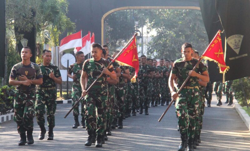 Usai pelaksanaan Upacara Bendera, Prajurit Yonarmed 1 Kostrad melaksanakan kegiatan lari bersenjata mengelilingi Asrama Yonarmed 1 Kostrad, Singosari, Malang, Senin (25/08/2025). (foto: Penajusta/Narwan) 