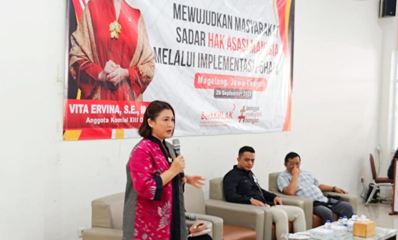 Anggota Komisi XIII DPR RI Fraksi PDI Perjuangan Dapil Jawa Tengah VI, Vita Ervina, S.E., M.B.A. bersama perwakilan Kanwil HAM Jawa Tengah, menggelar Sosialisasi tentang Implementasi Penghormatan, Perlindungan, Pemenuhan, Penegakan, dan Pemajuan Hak Asasi Manusia, Sabtu (20/09/2025) di Kota Magelang. (foto: Narwan) 