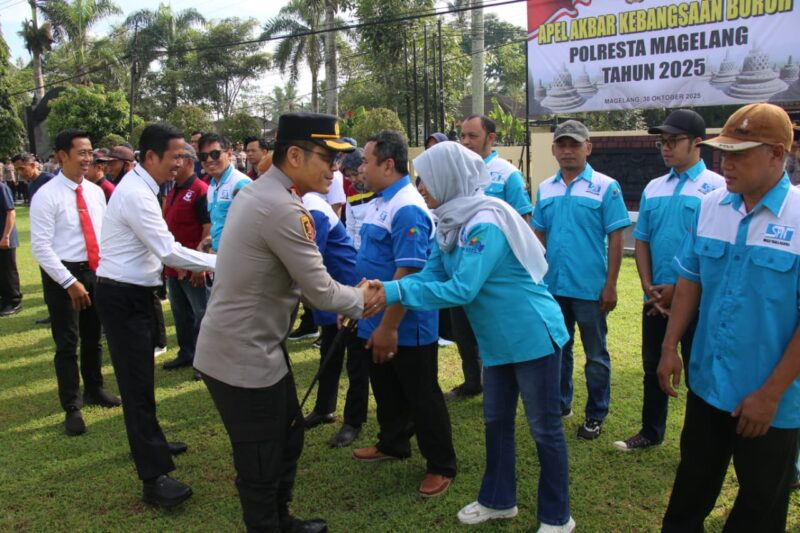 Kapolresta Magelang, Kombes Pol Herbin Sianipar, menyalami peserta Apel Akbar  Buruh Polresta Magelang pada Kamis (30/10/2025) pagi. (foto: Narwan) 
