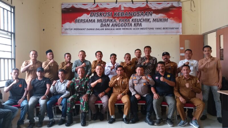 Foto bersama muspika plus, beserta peserta yang hadir 