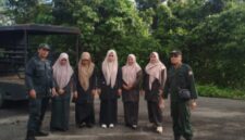 Personel Satuan Polisi Pamong Praja dan Wilayatul Hisbah (Satpol PP-WH) Nagan Raya yang lagi laksanakan himbauan kepada masyarakat