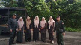 Personel Satuan Polisi Pamong Praja dan Wilayatul Hisbah (Satpol PP-WH) Nagan Raya yang lagi laksanakan himbauan kepada masyarakat 