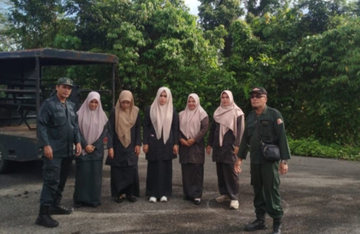 Personel Satuan Polisi Pamong Praja dan Wilayatul Hisbah (Satpol PP-WH) Nagan Raya yang lagi laksanakan himbauan kepada masyarakat 